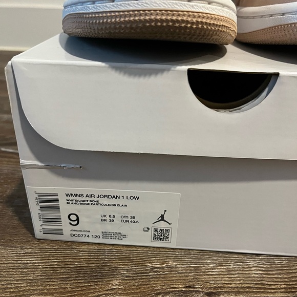 Women’s Jordan 1 - Picture 4 of 6